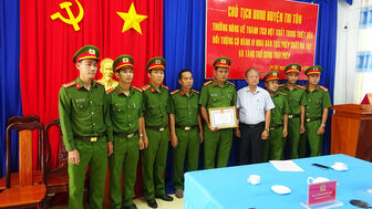 UBND huyện Tri Tôn thưởng nóng thành tích triệt xóa đối tượng mua bán ma túy và tàng trữ súng