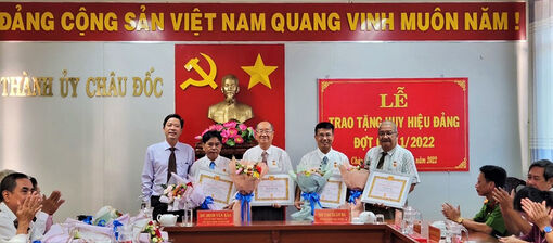 Ban Thường vụ Thành ủy Châu Đốc trao Huy hiệu Đảng đợt 7/11
