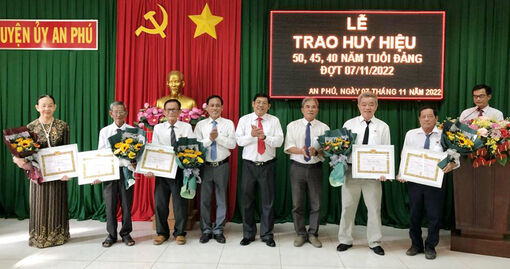 Huyện ủy An Phú trao Huy hiệu 50, 45, 40 năm tuổi Đảng