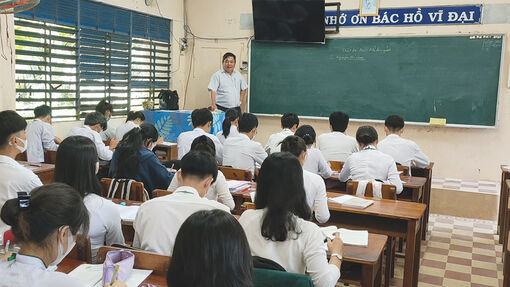 Người thầy vùng biên hết lòng vì học sinh