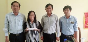 Phòng Giáo dục và Đào tạo huyện Thoại Sơn hỗ trợ giáo viên, nhân viên mắc bệnh hiểm nghèo trên 234 triệu đồng