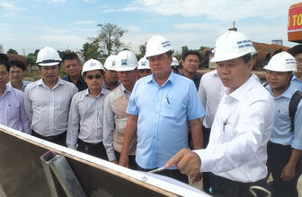 Chủ tịch UBND tỉnh An Giang kiểm tra tiến độ thi công dự án Xây dựng tuyến đường liên kết vùng