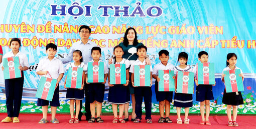 Công ty Cổ phần Công nghệ Khang Phúc (TP. Hồ Chí Minh) tặng 500 phần quà cho học sinh có hoàn cảnh khó khăn ở An Giang