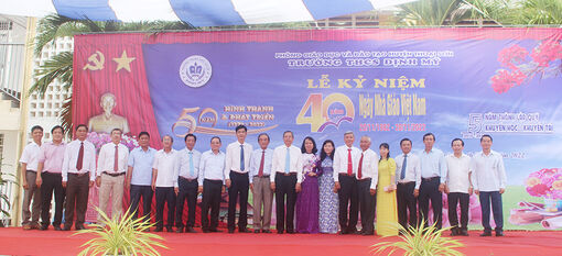 Phó Bí thư Thường trực Tỉnh ủy, Chủ tịch HĐND tỉnh An Giang Lê Văn Nưng dự lễ kỷ niệm 50 năm thành lập Trường THCS Định Mỹ