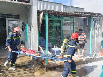 Thực tập phương án chữa cháy và cứu nạn cứu hộ tại khu dân cư ở Châu Phú