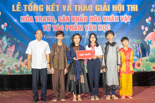 Trường Trung học cơ sở Mỹ Thới và lớp 2K, Trường Tiểu học Nguyễn Du đoạt giải nhất Hội thi hóa trang, sân khấu hóa nhân vật từ tác phẩm văn học