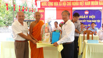 Bí thư Huyện ủy Tri Tôn dự Ngày hội Đại đoàn kết tại chùa Soài So
