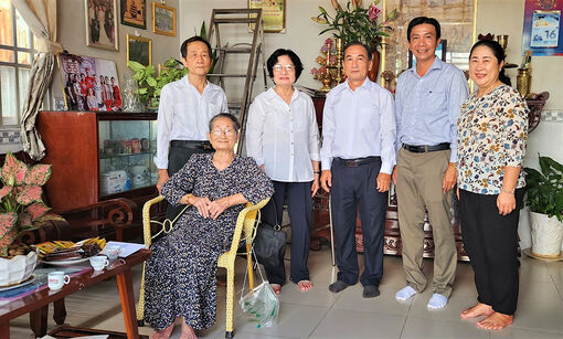 Phó Chủ tịch Thường trực UBND TP. Châu Đốc Trần Quốc Tuấn thăm, tặng quà các cựu giáo chức