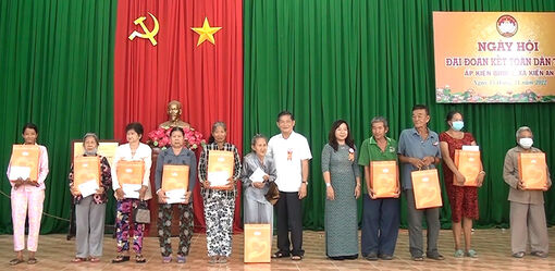 Trưởng Ban Nội chính Tỉnh ủy An Giang Lưu Vĩnh Nguyên dự Ngày hội Đại đoàn kết ở xã Kiến An