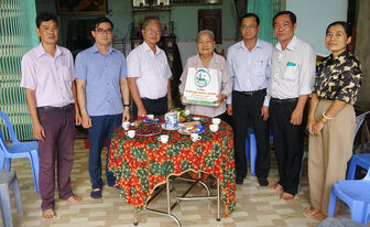 Bí thư Huyện ủy Tri Tôn đến thăm các nhà giáo có nhiều đóng góp cho giáo dục