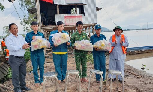 Tặng 220 phần quà cho cán bộ, chiến sĩ làm nhiệm vụ trên tuyến biên giới Tịnh Biên