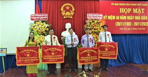 UBND TP. Châu Đốc họp mặt kỷ niệm 40 năm Ngày Nhà giáo Việt Nam