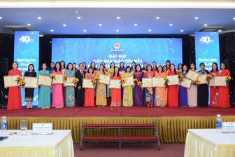 Bộ trưởng Nguyễn Kim Sơn trao Bằng khen của Bộ Giáo dục và Đào tạo cho 400 nhà giáo tiêu biểu năm 2022