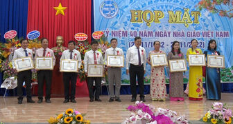 UBND huyện Phú Tân họp mặt kỷ niệm 40 năm Ngày Nhà giáo Việt Nam