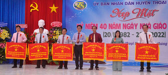 UBND huyện Thoại Sơn họp mặt kỷ niệm 40 năm Ngày Nhà giáo Việt Nam