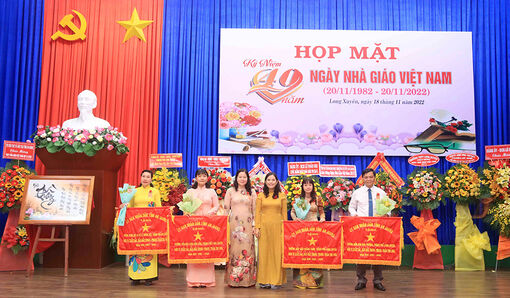 Ngành giáo dục TP. Long Xuyên nhận Bằng khen Bộ Giáo dục và Đào tạo