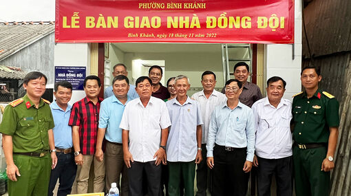 UBND phường Bình Khánh giao, tặng nhà Đồng đội