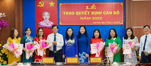UBND TP. Long Xuyên trao quyết định cán bộ lãnh đạo, quản lý ngành giáo dục
