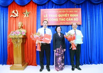 Ban Thường vụ Huyện ủy Châu Phú trao quyết định điều động 2 cán bộ