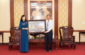 Phó Chủ tịch HĐND tỉnh Tuyên Quang Phạm Thị Minh Xuân thăm, tặng quà chúc mừng  kỷ niệm 190 năm thành lập tỉnh An Giang