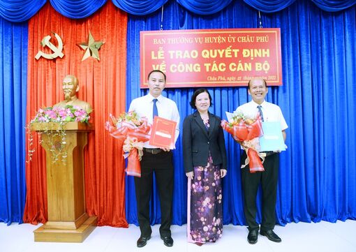 Ban Thường vụ Huyện ủy Châu Phú trao quyết định điều động 2 cán bộ