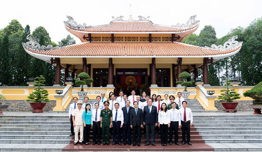 Lãnh đạo tỉnh An Giang viếng, dâng hương lăng Thoại Ngọc Hầu, đền thờ Chủ tịch Tôn Đức Thắng và Nghĩa trang liệt sĩ tỉnh, nhân kỷ niệm 190 năm thành lập tỉnh An Giang