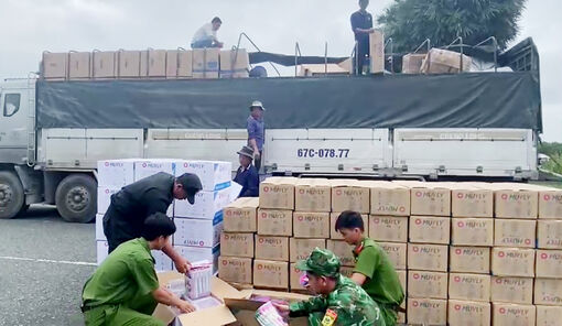An Giang: Tạm giữ ôtô tải vận chuyển số lượng lớn hàng hóa xuất xứ nước ngoài không hóa đơn, chứng từ