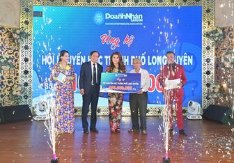 Câu lạc bộ Doanh nhân Sài Gòn tặng 100 triệu đồng cho Hội Khuyến học TP. Long Xuyên