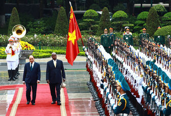 Chủ tịch nước Nguyễn Xuân Phúc chào đón Tổng thống Uganda thăm Việt Nam