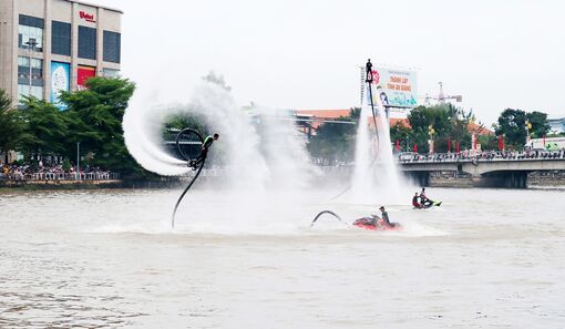 Ấn tượng với trình diễn lướt ván cano kéo và flyboard