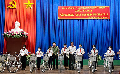 Công an TP. Long Xuyên lắng nghe ý kiến nhân dân năm 2022