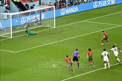 CR7 lập kỷ lục vô tiền khoáng hậu tại World Cup, Bồ Đào Nha ra quân thắng lợi