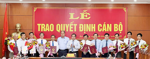 An Giang trao quyết định đối với 11 cán bộ