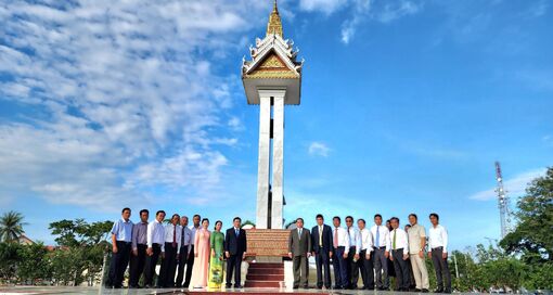 Chủ tịch UBMTTQVN tỉnh An Giang Nguyễn Tiếc Hùng chúc mừng kỷ niệm 44 năm Ngày thành lập Mặt trận đoàn kết phát triển Tổ quốc Campuchia tại tỉnh Takeo
