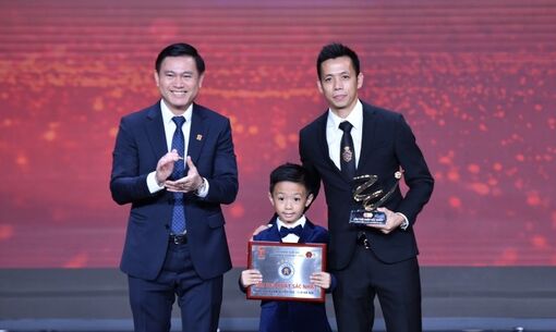 Văn Quyết đoạt giải cầu thủ hay nhất V-League 2022