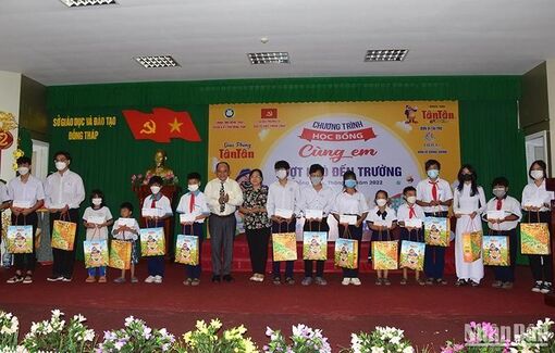 Trao học bổng 648 triệu đồng cho học sinh Đồng Tháp vượt khó