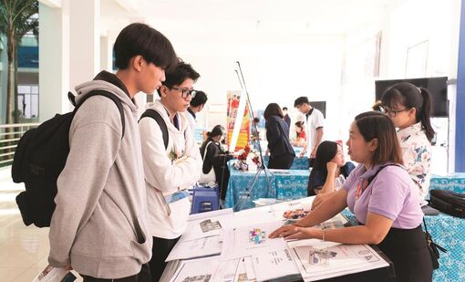 Sôi nổi Ngày hội tư vấn tuyển sinh, hướng nghiệp và việc làm năm 2022