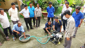 Thêm 53 hộ người tộc thiểu số Khmer huyện Tri Tôn được hỗ trợ máy móc, thiết bị sản xuất