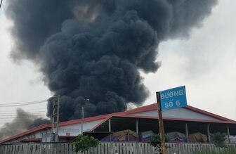 Cháy lớn suốt 5 giờ tại công ty nhựa ở Long An