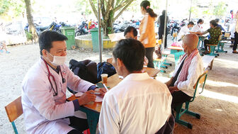 1.400 người dân, học sinh dân tộc thiểu số Khmer huyện Tri Tôn được khám bệnh, tặng quà