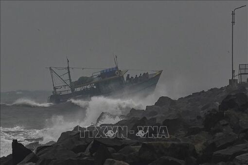 Bão Mandous đổ bộ Sri Lanka và Ấn Độ, gây thiệt hại về người và tài sản