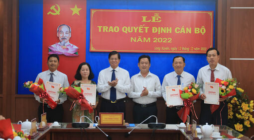 Thành ủy, UBND TP. Long Xuyên trao quyết định cán bộ năm 2022