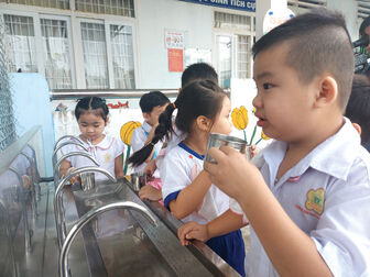 Nước uống sạch về trường học