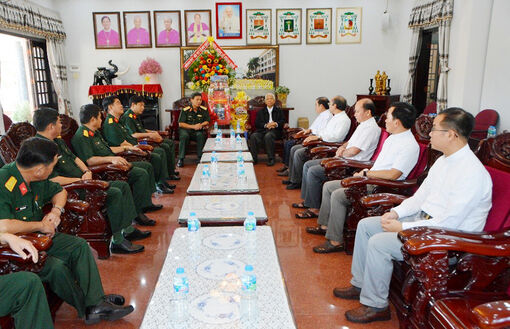Quân khu 9 thăm, chúc mừng Giáo phận Long Xuyên