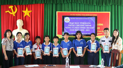 Trao 34 máy tính bảng cho học sinh có hoàn cảnh khó khăn tại Trường THCS Quản Cơ Thành