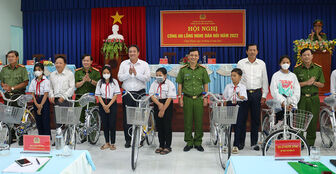 Công an huyện Châu Thành lắng nghe dân nói