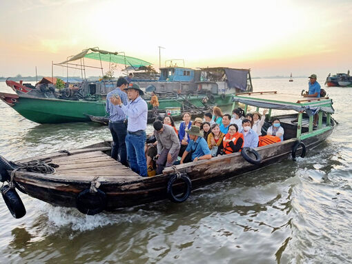 150 đại biểu các đơn vị, doanh nghiệp kinh doanh du lịch trên cả nước tham quan các điểm du lịch ở An Giang