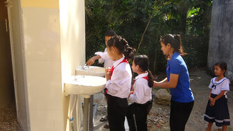 Bàn giao nhà vệ sinh cho trường tiểu học Khmer ở Tri Tôn