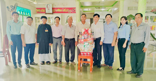 Sở Nội vụ An Giang thăm, chúc mừng kỷ niệm 103 năm Ngày Đản sinh Đức Huỳnh Giáo chủ Phật giáo Hòa Hảo