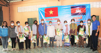 An Giang khám bệnh, cấp thuốc miễn phí và tặng 300 phần quà cho người dân có hoàn cảnh khó khăn tỉnh Takeo (Campuchia)